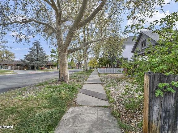 3rd image of 918 W 2nd St
