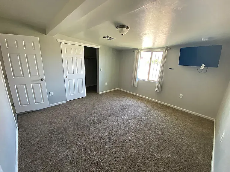 2202 N Los Altos Ave — Photo 11