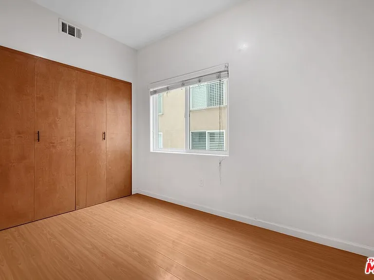1743 S Barrington Ave — Photo 15