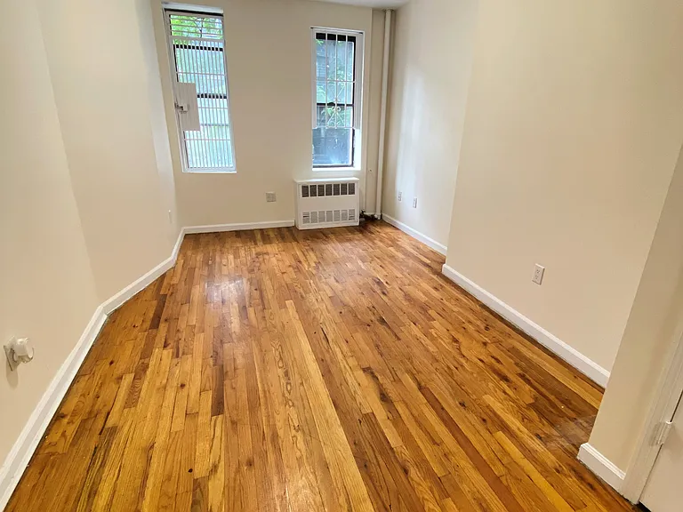 324 E 6th St #1 — Photo 3