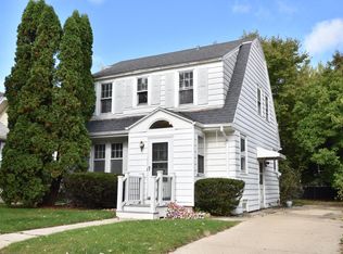 8308 Gridley Ave, Wauwatosa, WI 53213