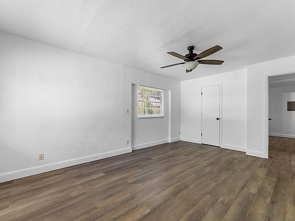 4th image of 3164 SE Hawthorne St
