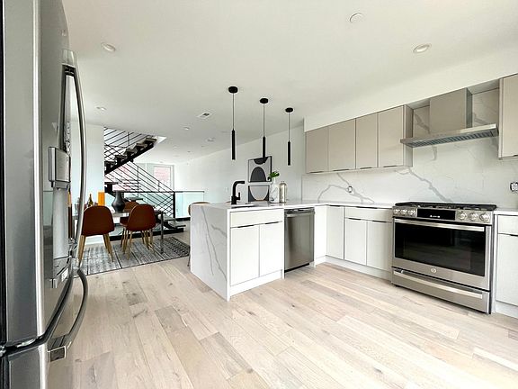 2nd image of 2606 E Hagert St #1