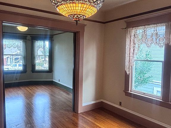 4th image of 827 Capitol St