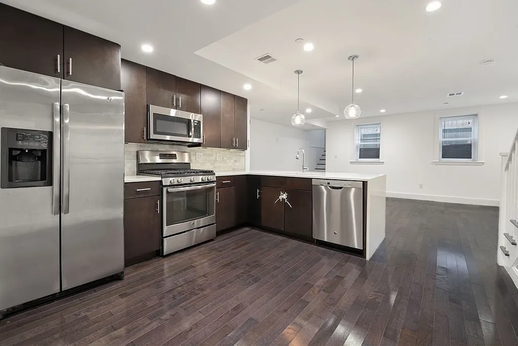 3 bed, 2.0 bath, 1206 sqft, $3,400 — Photo 1