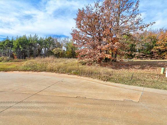 3rd image of 1714 S Old Pond Dr