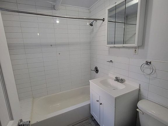 4th image of 2654 Marion Ave #Basement