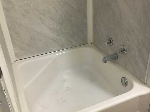4th image of 1628 Buron St #5
