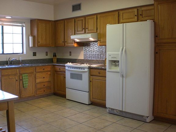 Kitchen w/ granite 