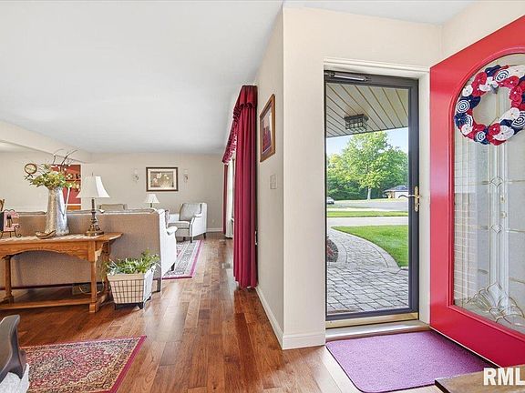 5th image of 930 Birchwood Dr