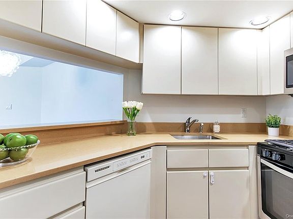 4th image of 10 Stewart Pl Floor 1