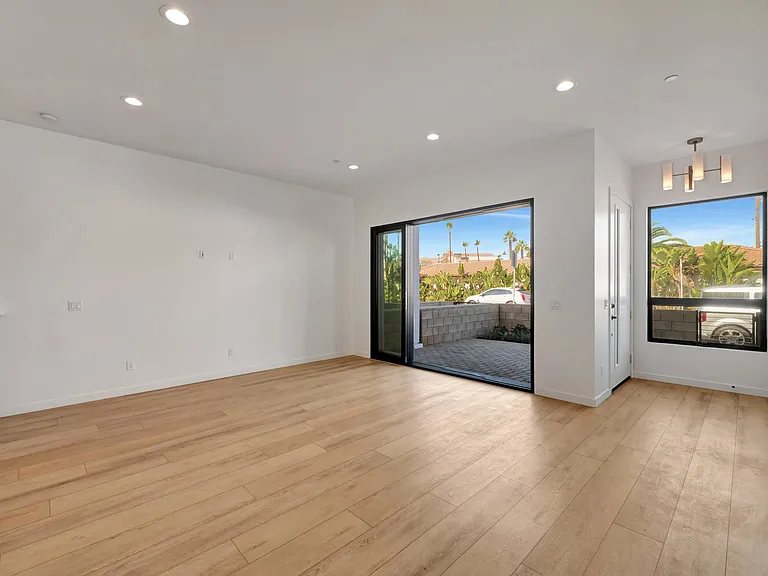 109 Daisy Ave #4 — Photo 32