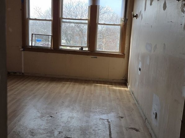 chicago-illinois-442890507 picture