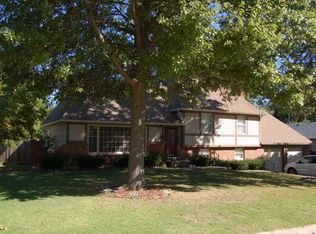 623 W Leawood Dr, Marshall, MO 65340