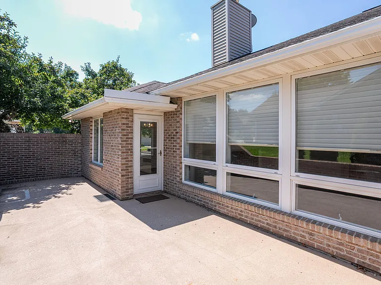 3711 Shadow Glen Ct — Photo 24