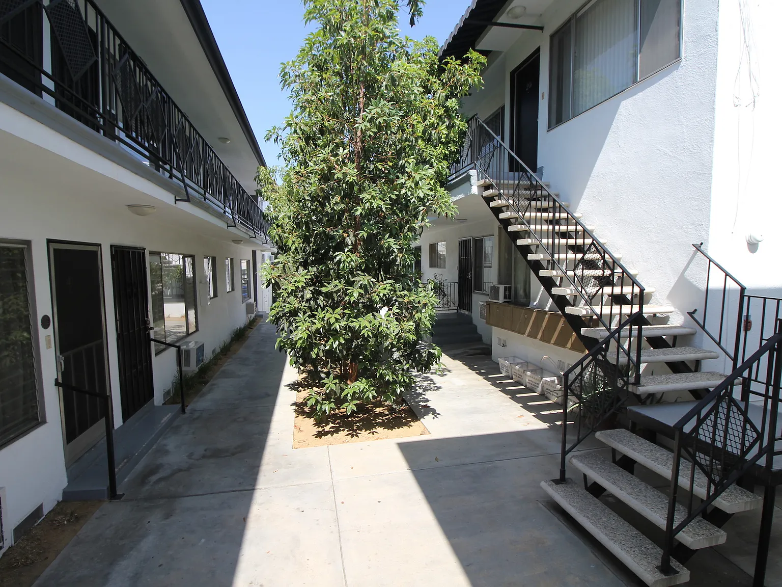 N Hayworth Ave, Los Angeles — Photo 4