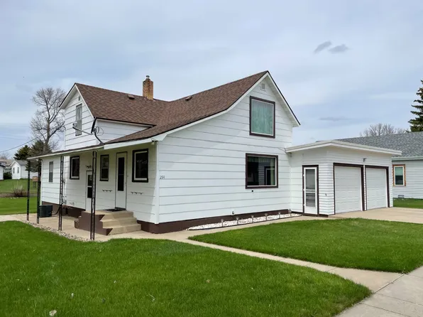 214 3rd St W, McClusky, ND 58463