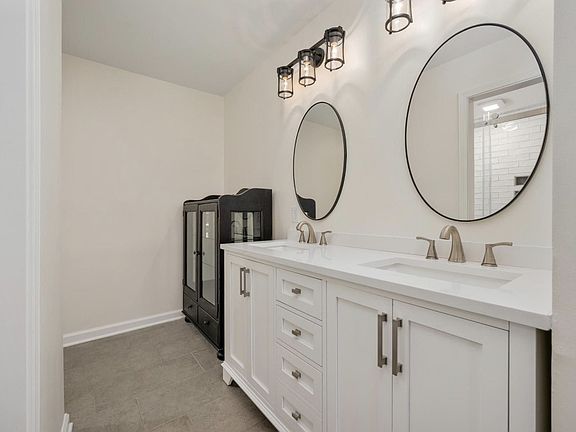 5th image of 1734 Somerset Dr