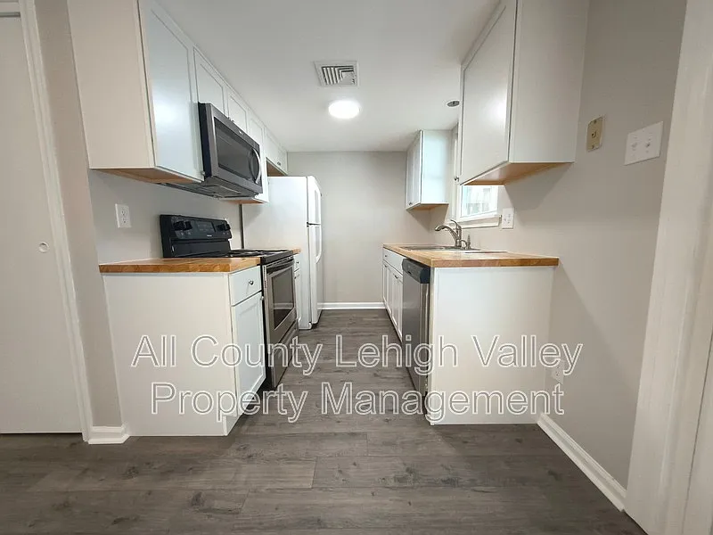 3 bed, 2.0 bath, 1008 sqft, $2,045 — Photo 2