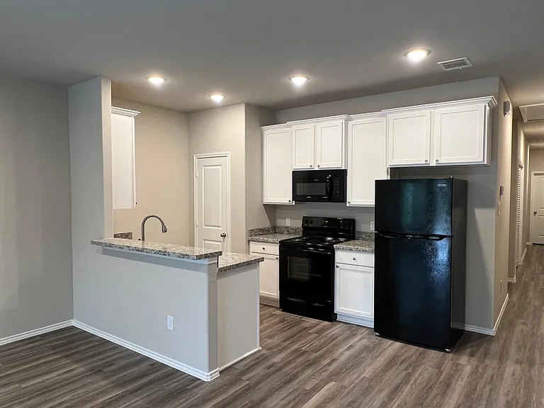 1149F Southwood Dr — Photo 3