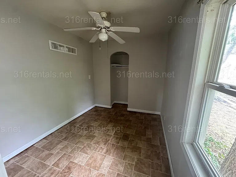 304 SE 5th St — Photo 8