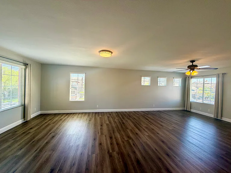 37121 Edgemont Dr — Photo 53