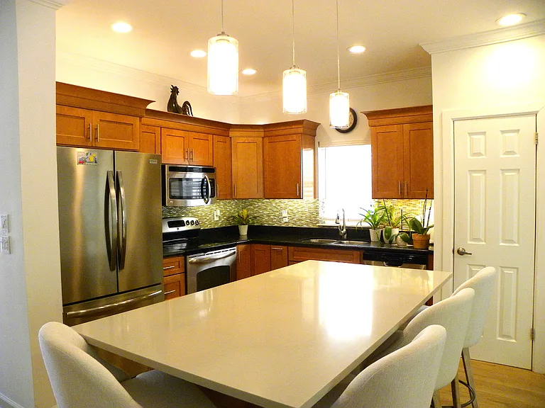Large Island in Kitchen - Have some drinks!