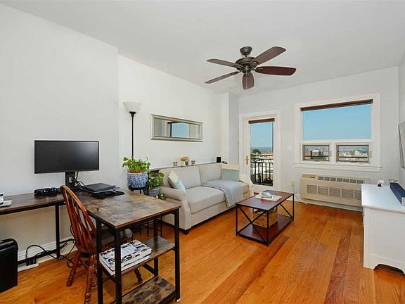 2nd image of 809 22nd St APT 504