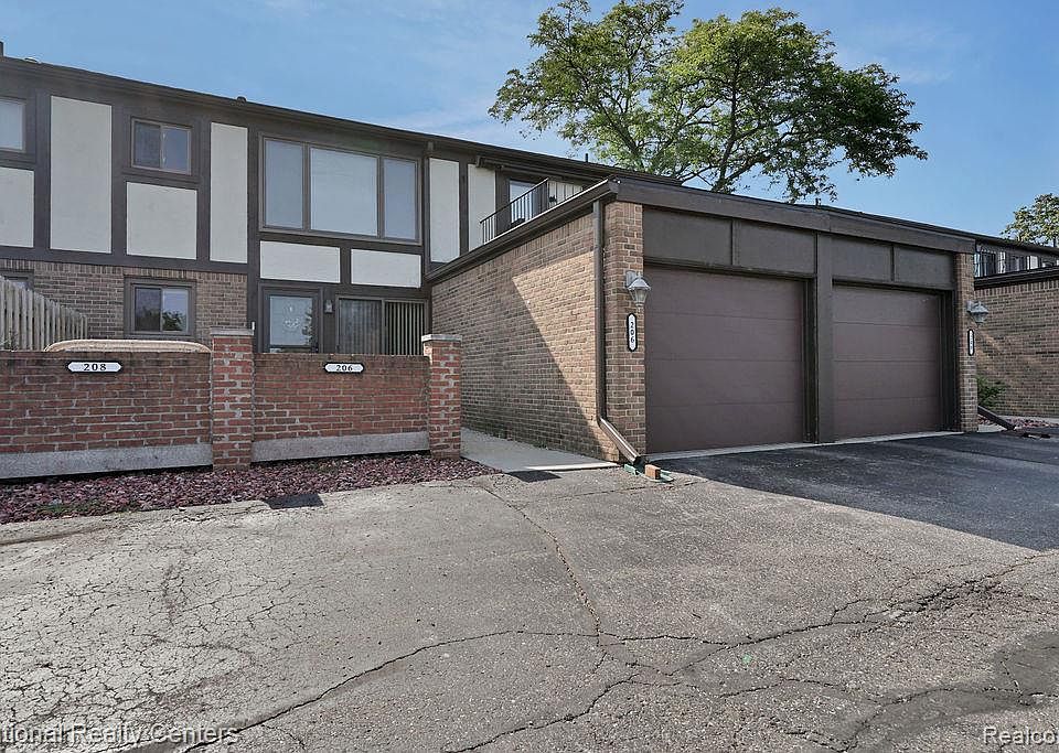 1st image of 206 Country Club Dr