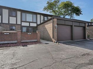 206 Country Club Dr, Saint Clair Shores, MI 48082