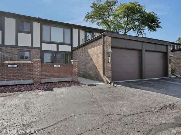 206 Country Club Dr, Saint Clair Shores, MI 48082
