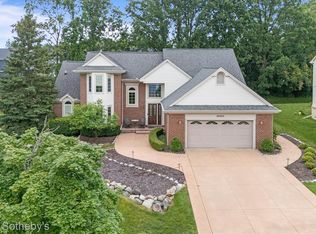24525 Ridgeview Dr, Farmington Hills, MI 48336