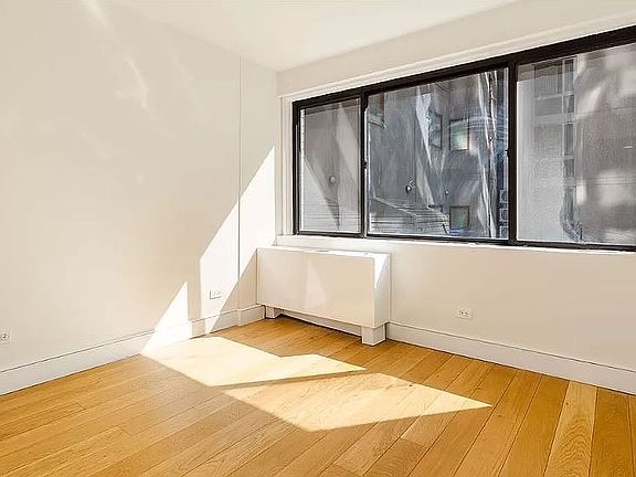 5th image of 230 E 44th St APT 6M