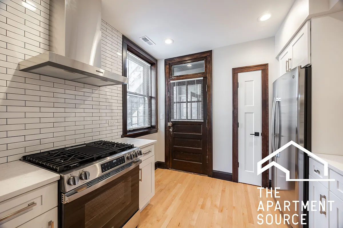Building Photo - 6409 N Talman Ave #201