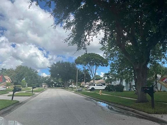 Exterior Neighborhood (street photo)