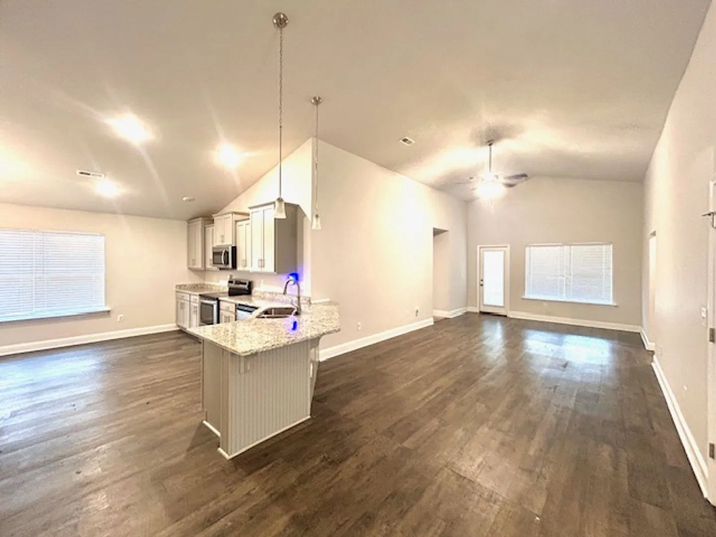 Spacious 4 Bedroom 2 Bath Home! — Photo 4