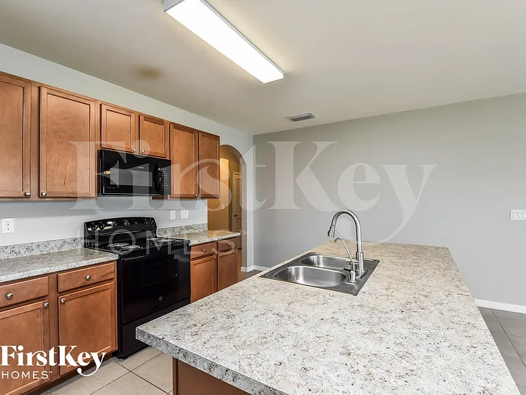 533 NW 13th Ter — Photo 5