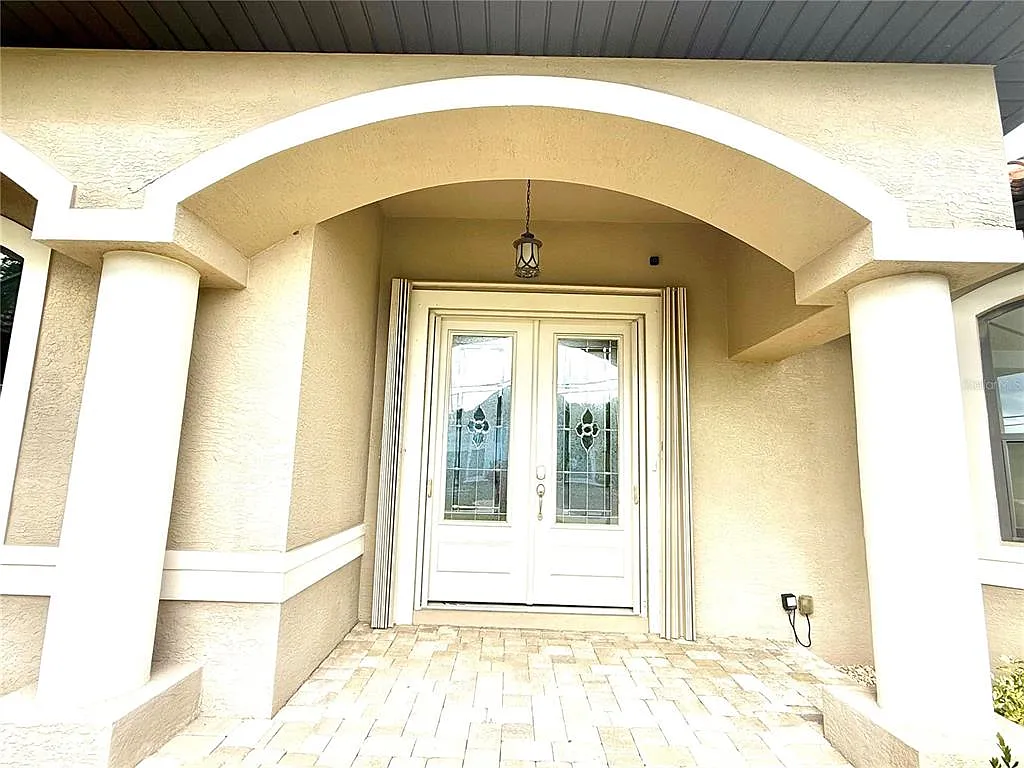 3 bed, 2.0 bath, 2004 sqft, $5,000 — Photo 2