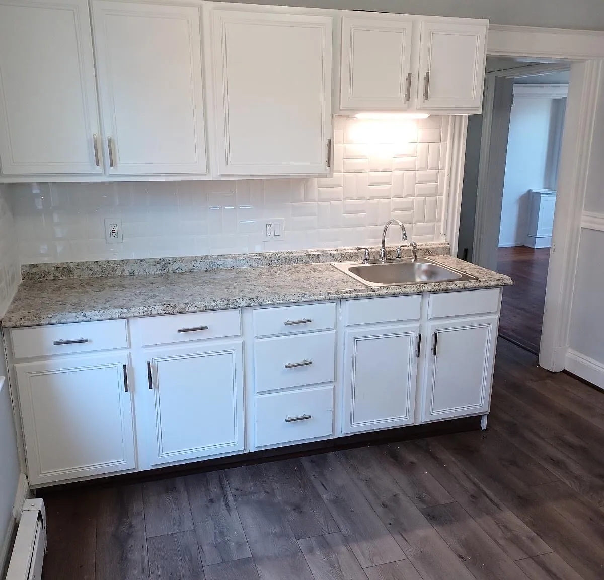 Spacious 3-Bedroom with Washer/Dryer Hookup in Hartford — Photo 4