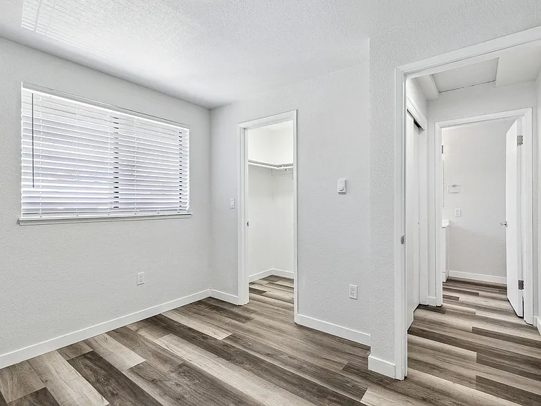 4122 4126 Hoyt Ave — Photo 10