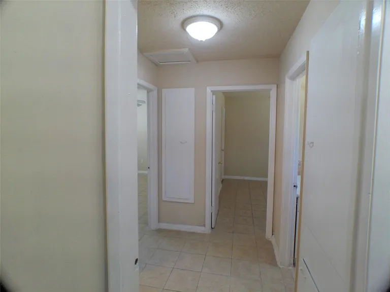 1301 Glenmore Dr — Photo 22