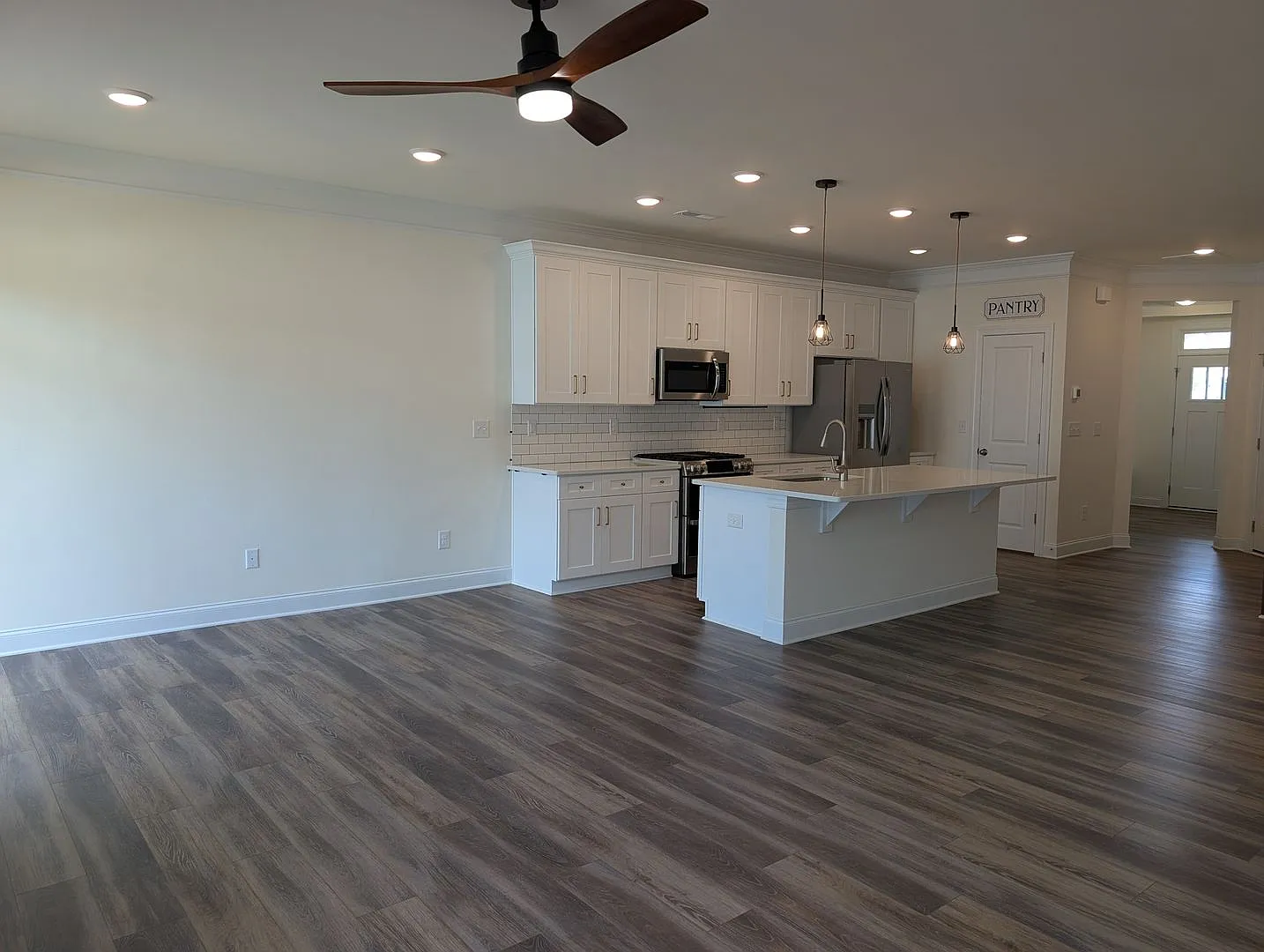 Beautiful 3 Bedroom, 2.5 Bathroom Townhome in Harrisburg Village. Don't Miss Out! — Photo 4