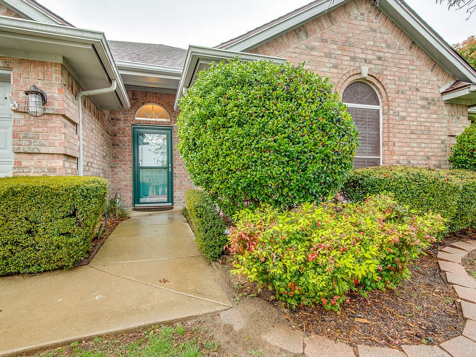 1st image of 332 Woodcrest Dr