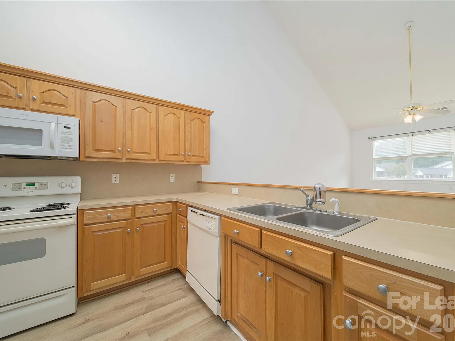 1 bed, 1.0 bath, 950 sqft, $1,300 — Photo 4