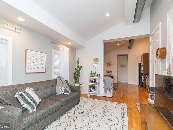 4th image of 1432 N Cadwallader St #3