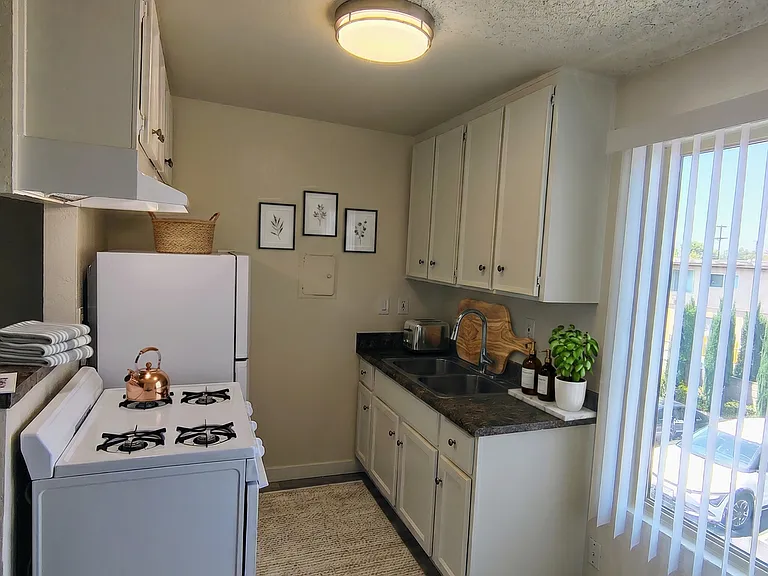 11434 Calvert St — Photo 3