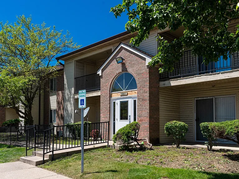 Creekside Square Apartments — Photo 8