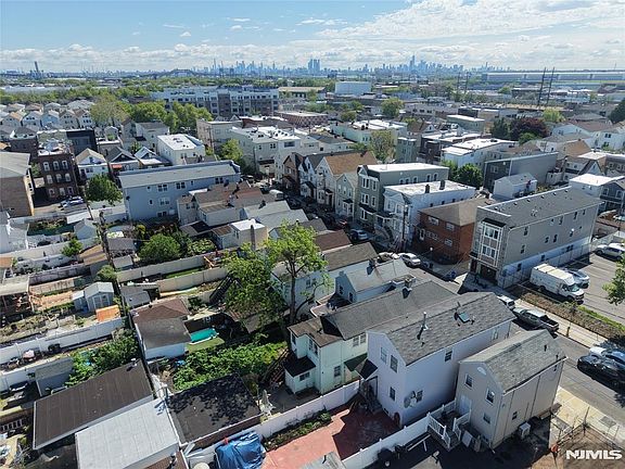 5th image of 88 Komorn St