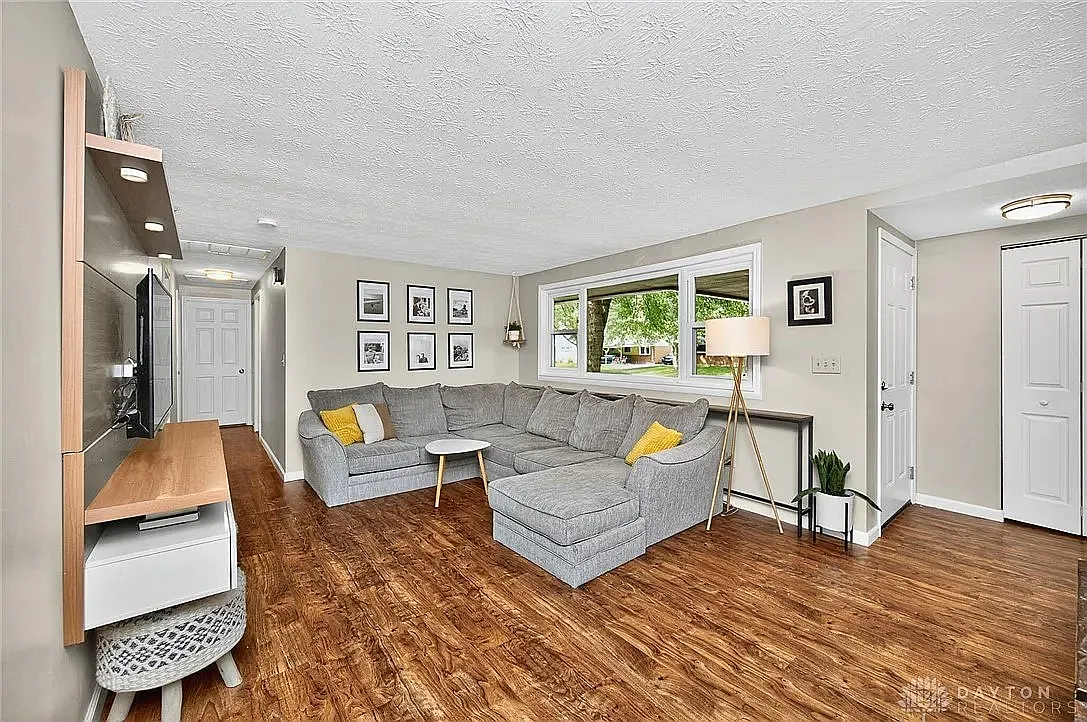 3 bed, 1301 sqft, $2,100 — Photo 4