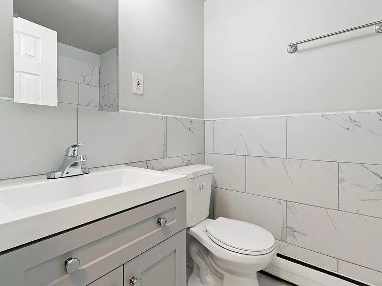 1240 E Washington Ln — Photo 15